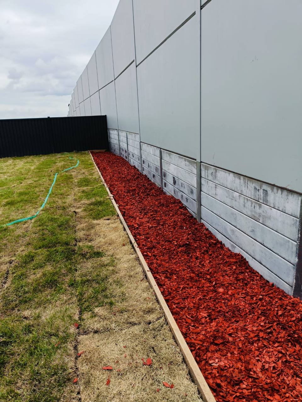 Garden Mulch Installation - landscaping project in Brisbane (photo 2 of 5)